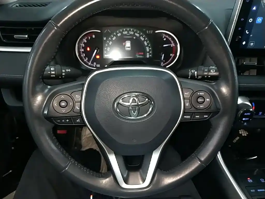 Toyota RAV4 2023 — фото 11