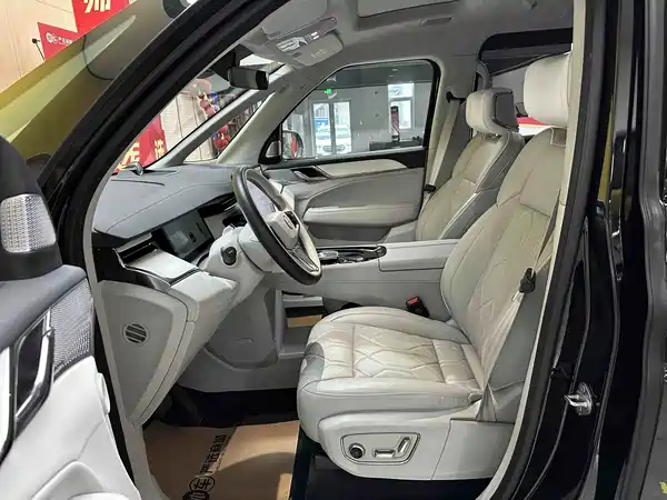 Volvo EM90 2024