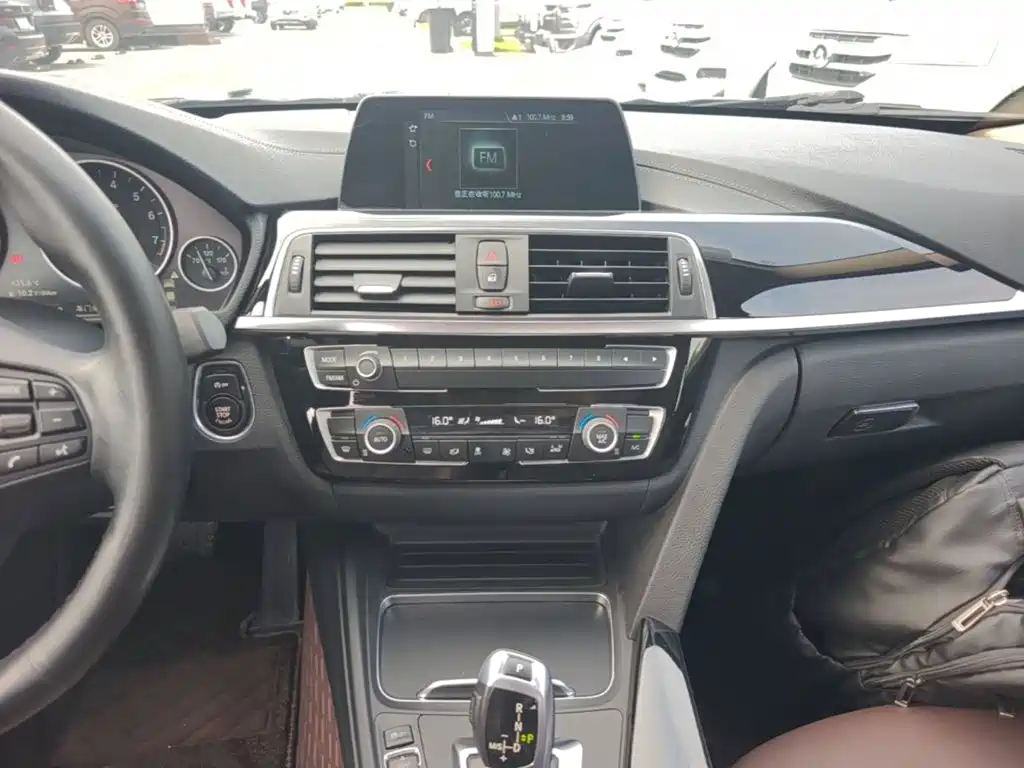 BMW 3 Series 2018 — фото 13
