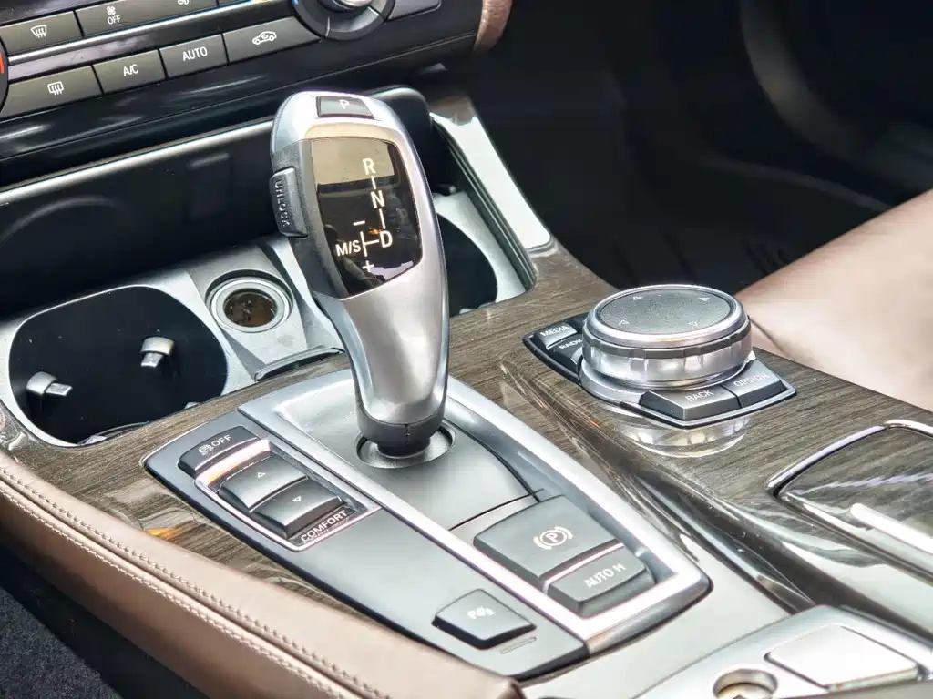 BMW 5 Series 2017 — фото 10
