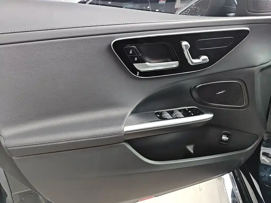 Mercedes-Benz C-Class 2024 — фото 13