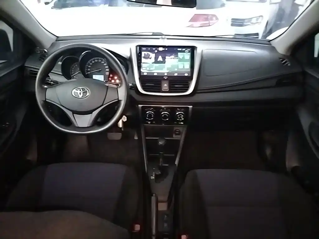 Toyota Yaris L 2016 — фото 10