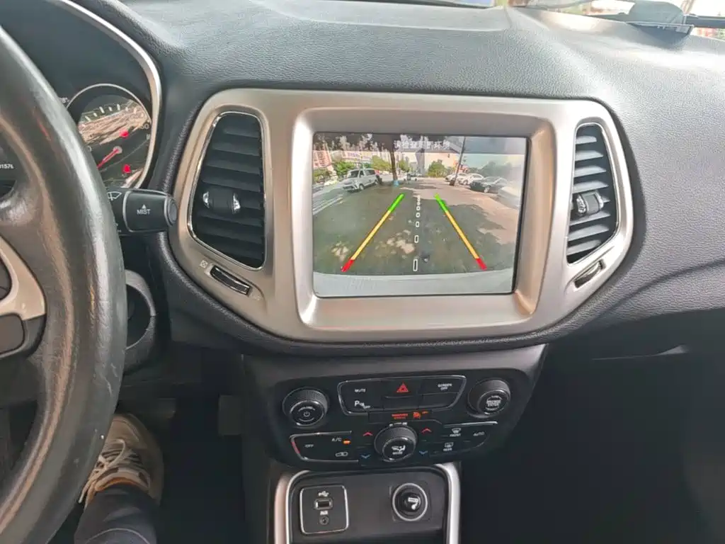 Jeep Compass 2017 — фото 13