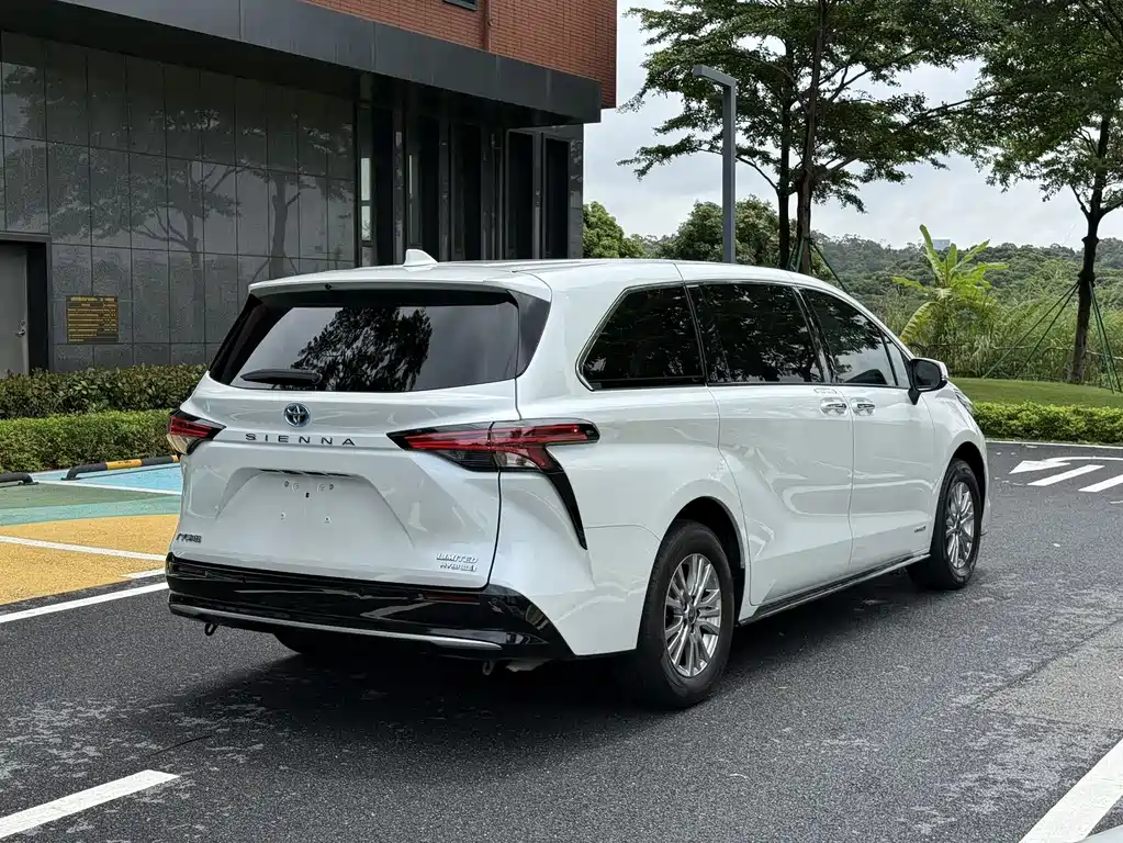 Toyota Sienna 2022 — фото 12