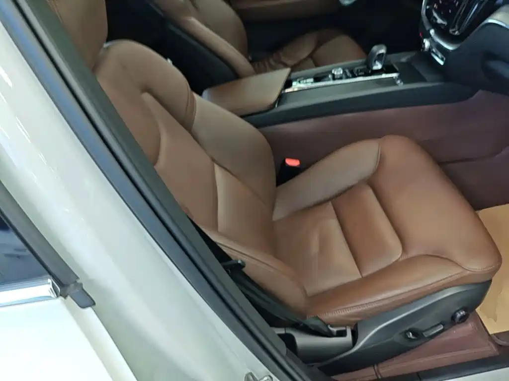 Volvo XC60 2023 — фото 25