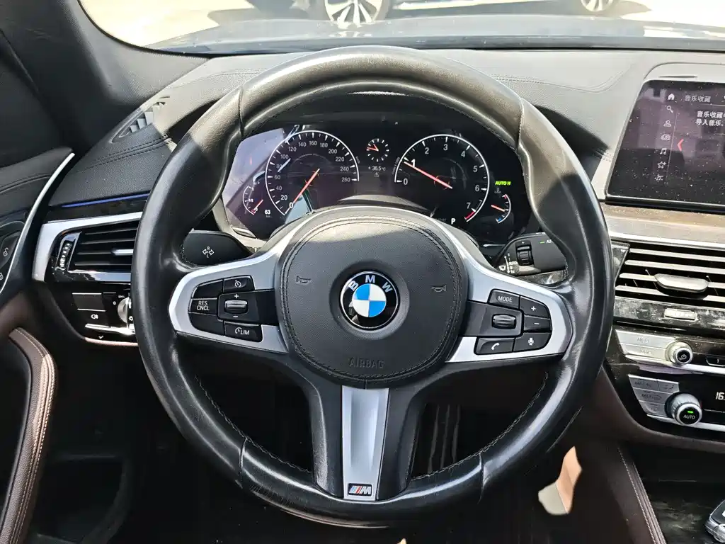 BMW 5 Series 2019 — фото 8