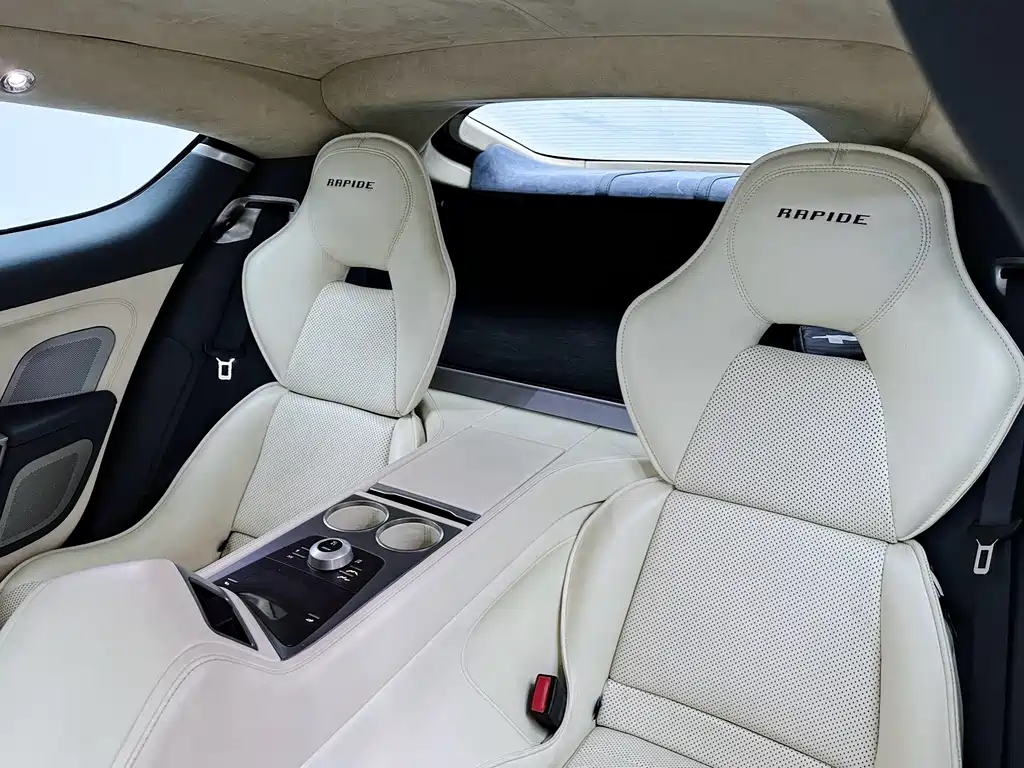 Aston Martin Rapide 2011 — фото 14