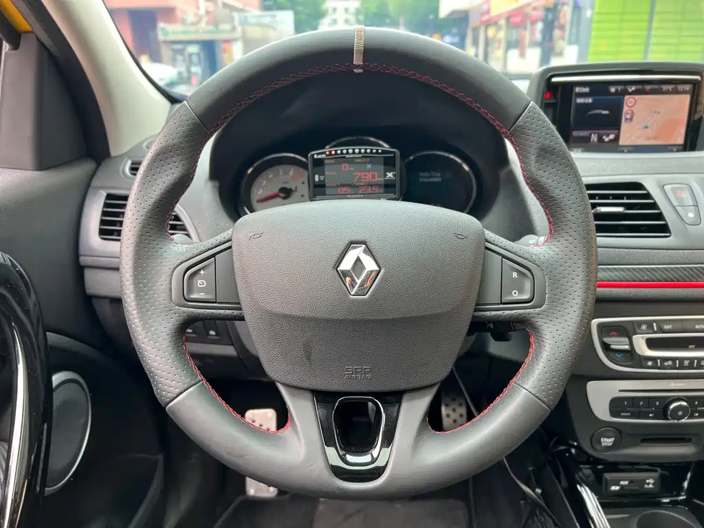 Renault Megane 2018 — фото 16