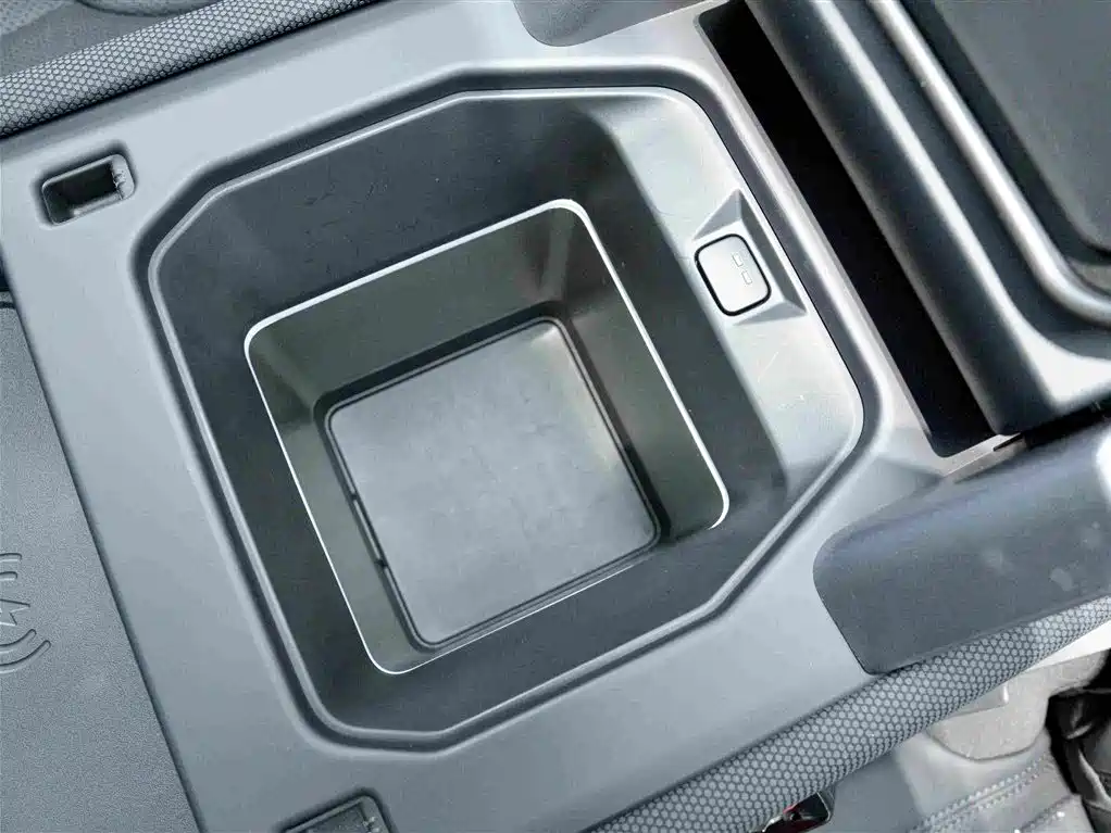 Land Rover Defender 2023 — фото 17