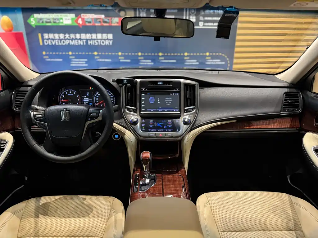 Toyota Crown 2017 — фото 12