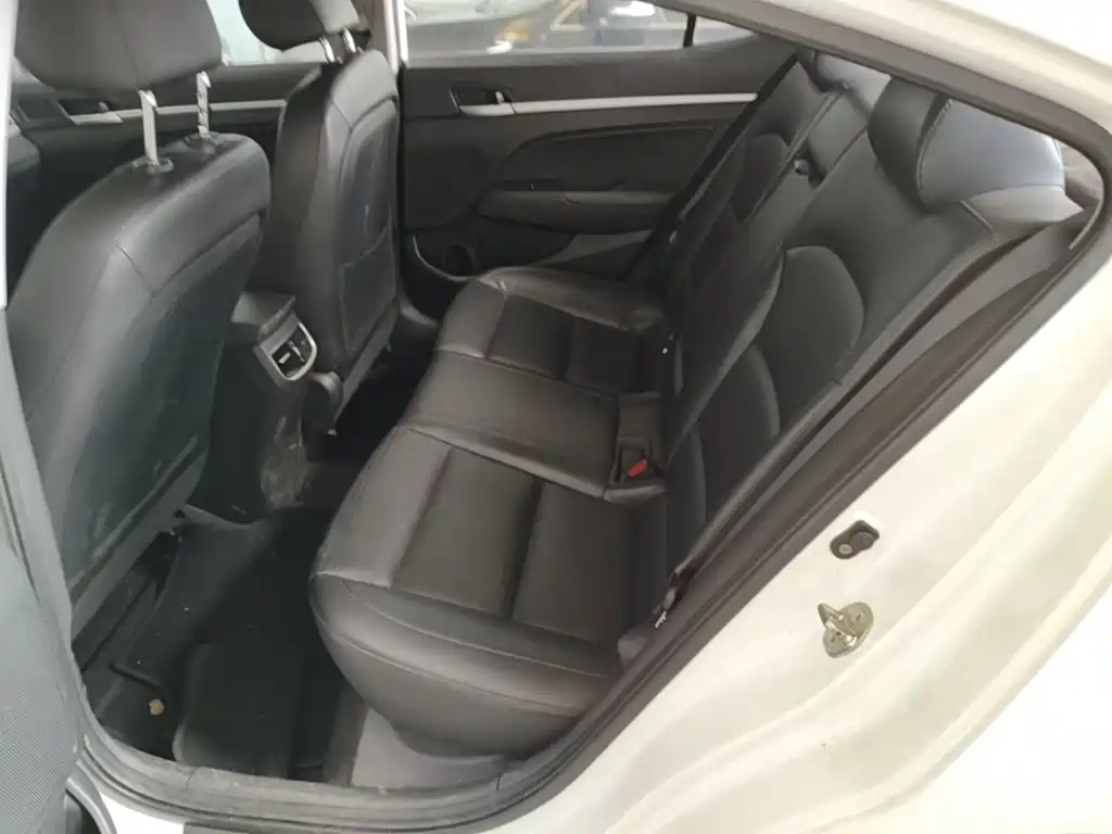 Hyundai Elantra 2016 — фото 17