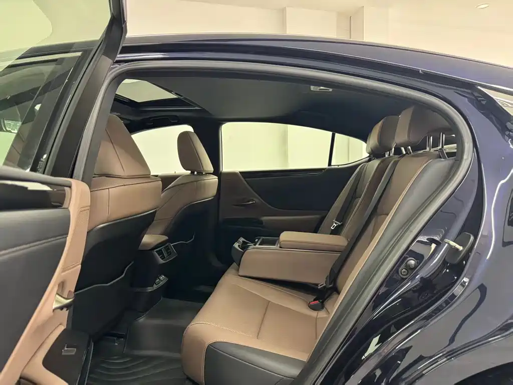 Lexus ES 2023