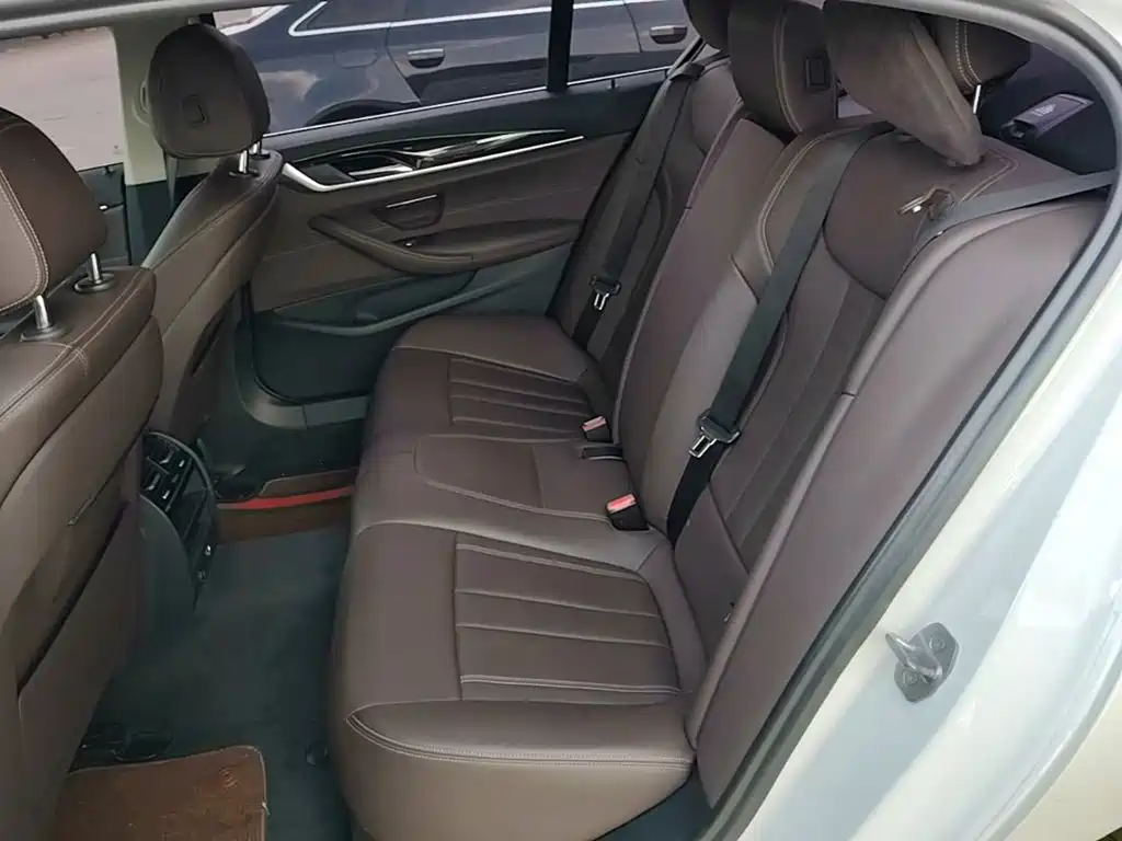 BMW 5 Series 2019 — фото 17