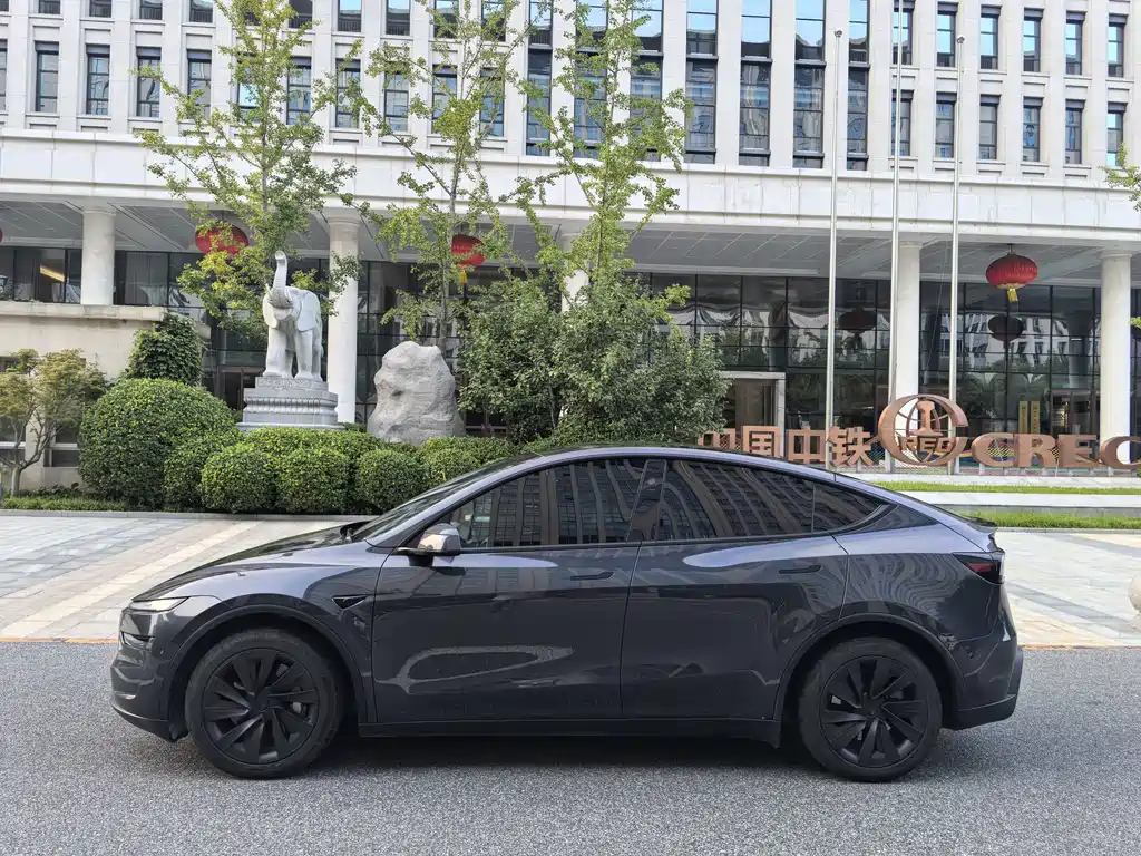 Tesla Model Y 2025 — фото 7