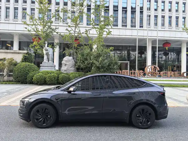 Tesla Model Y 2025