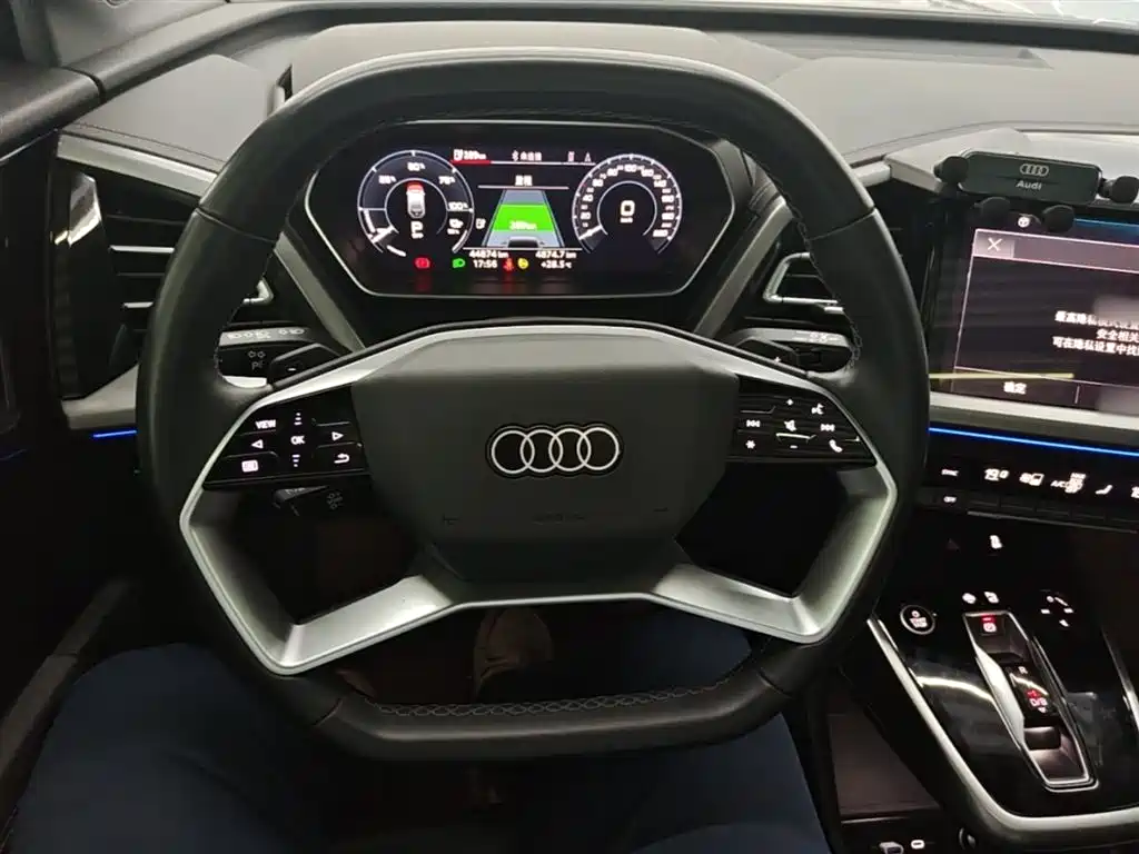 Audi Q4 e-tron 2023 — фото 11