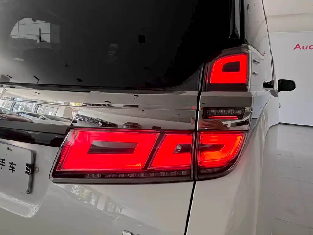 Toyota Vellfire 2021 — фото 16