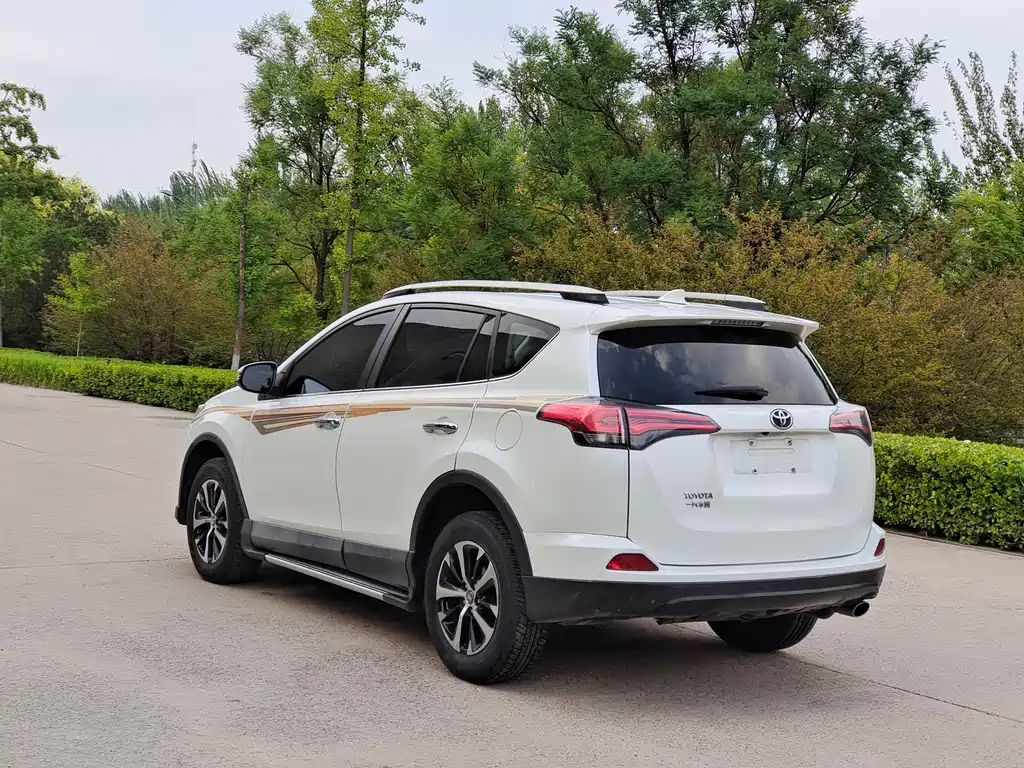 Toyota RAV4 2017 — фото 9