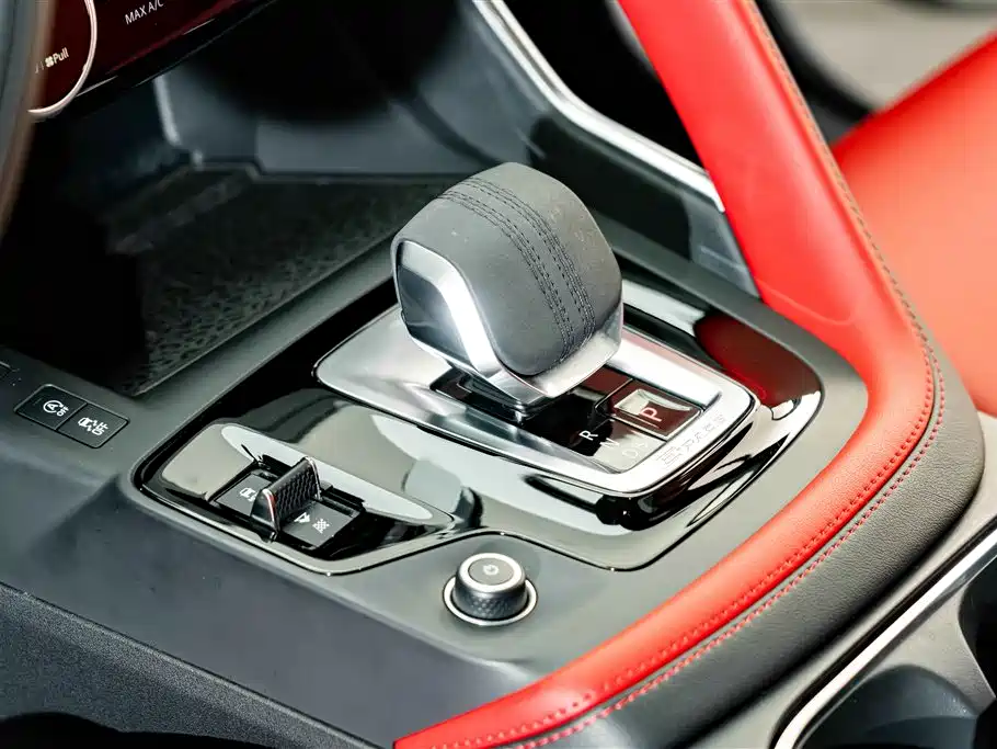 Jaguar E-PACE 2023 — фото 11