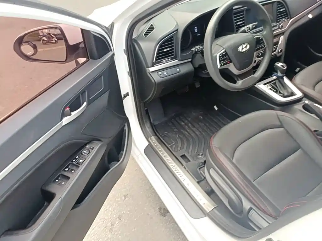 Hyundai Elantra 2016 — фото 16