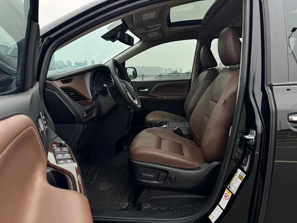 Toyota Sienna 2019 — фото 16