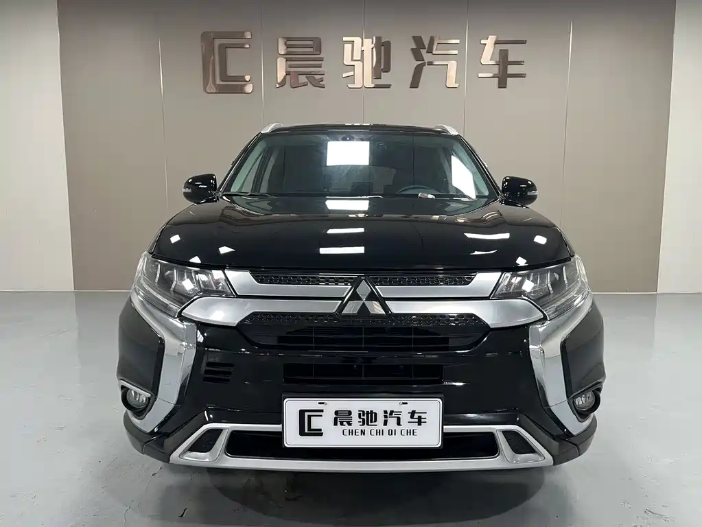 Mitsubishi Outlander 2022 — фото 2