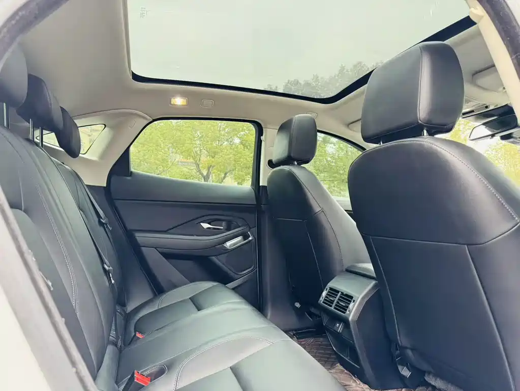 Jaguar E-PACE 2019 — фото 12