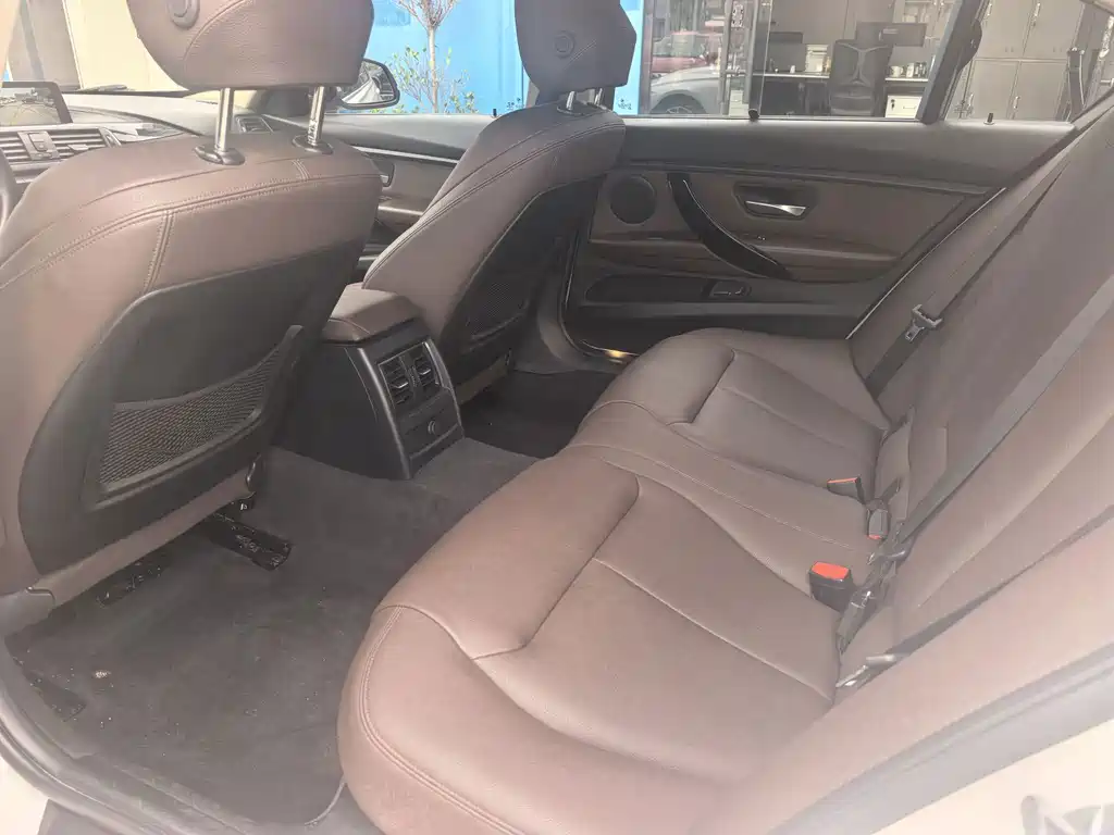 BMW 3 Series 2019 — фото 13