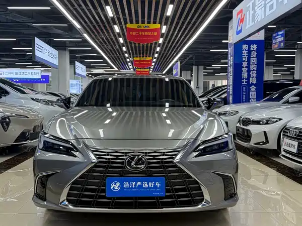 Lexus ES 2025