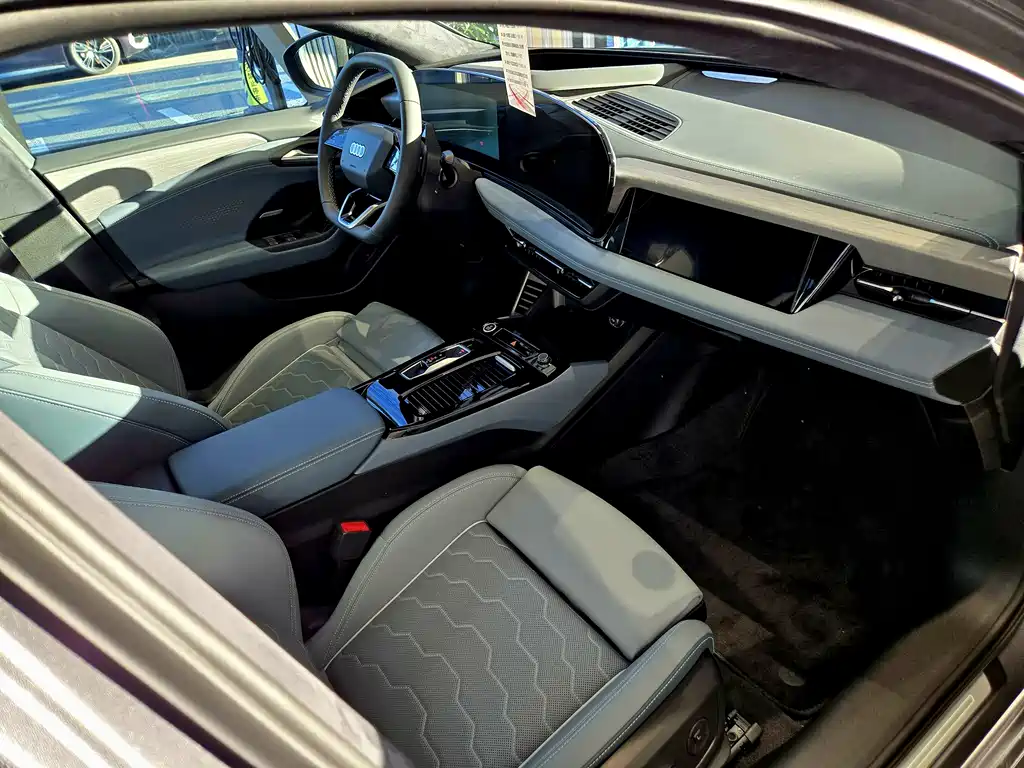 Audi A6L e-tron — фото 15