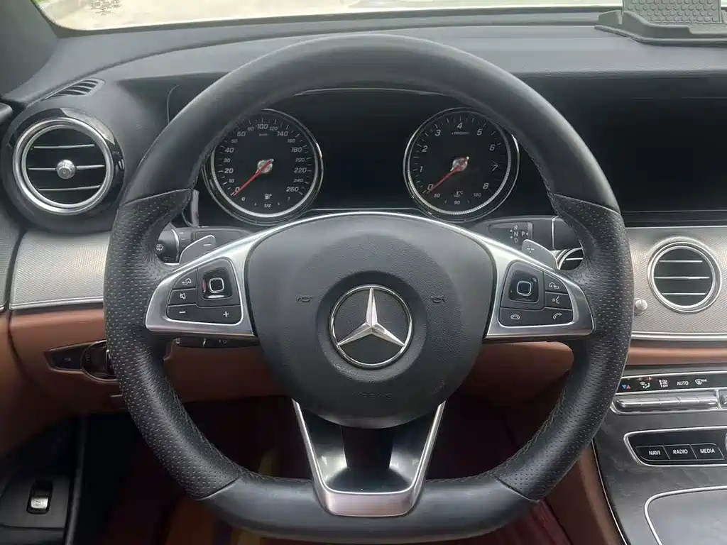 Mercedes-Benz E-Class 2018 — фото 11
