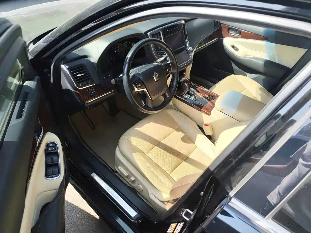 Toyota Crown 2018 — фото 8