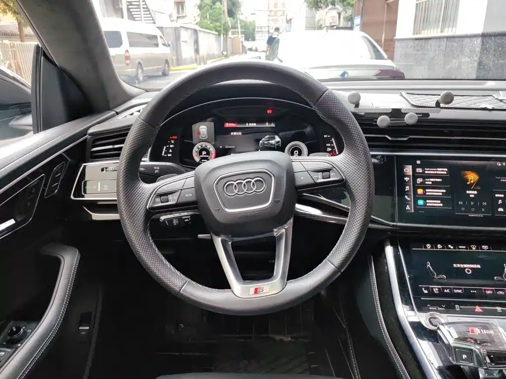Audi Q8 2023 — фото 6