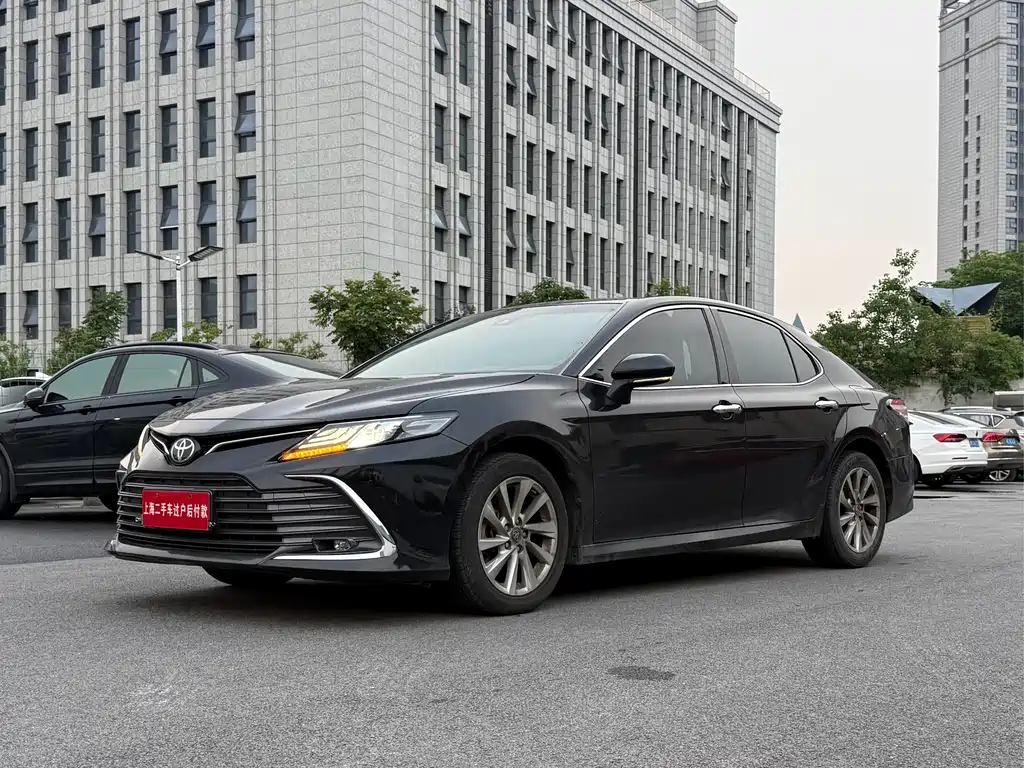 Toyota Camry 2022 — фото 2