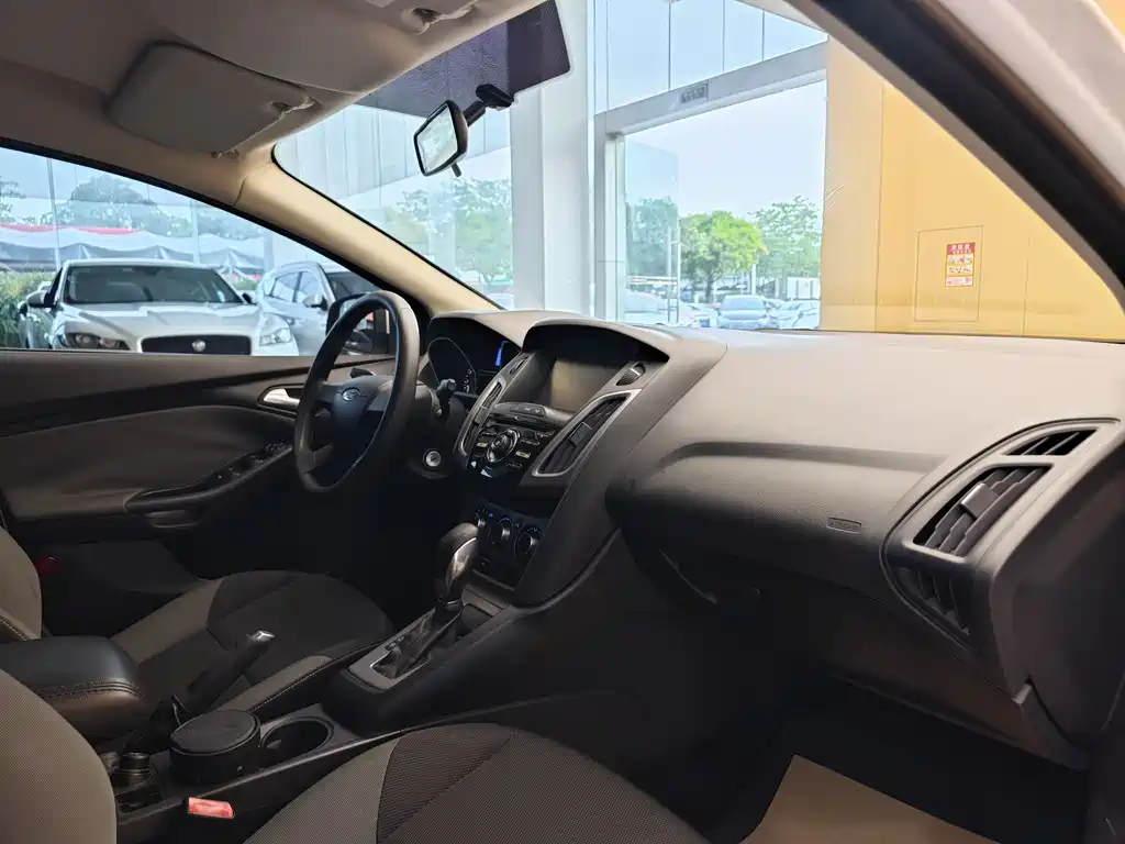 Ford Focus 2015 — фото 30