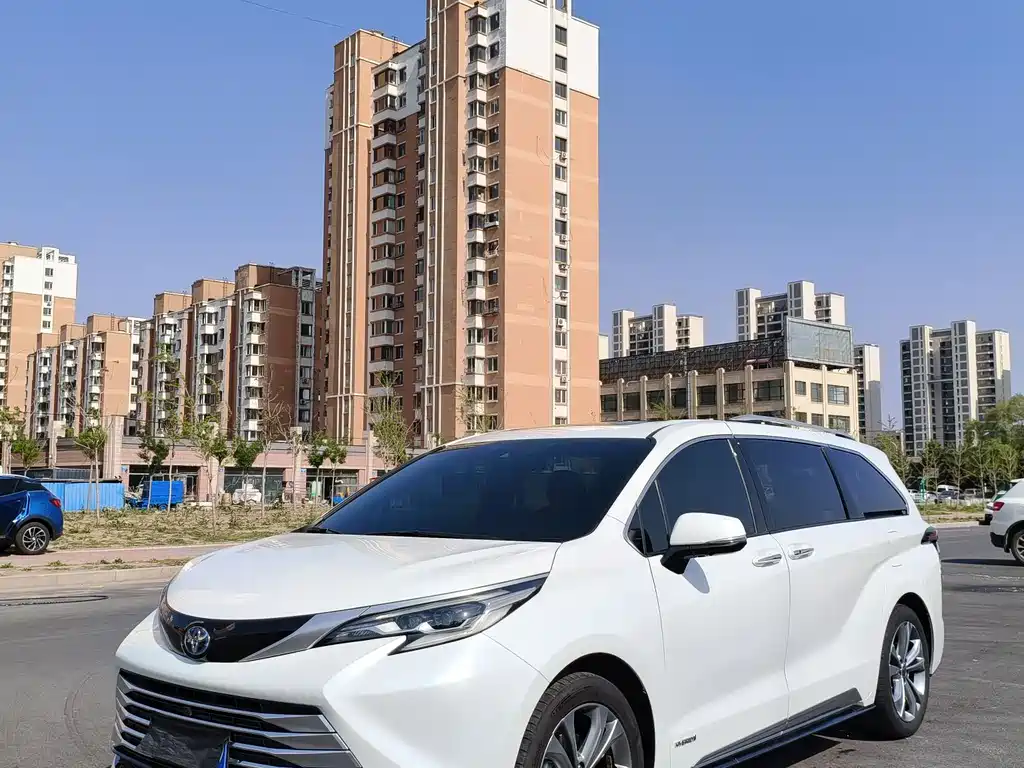 Toyota Sienna 2023 — фото 1