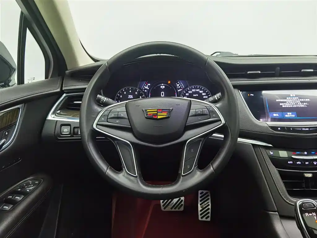 Cadillac XT5 2017 — фото 11