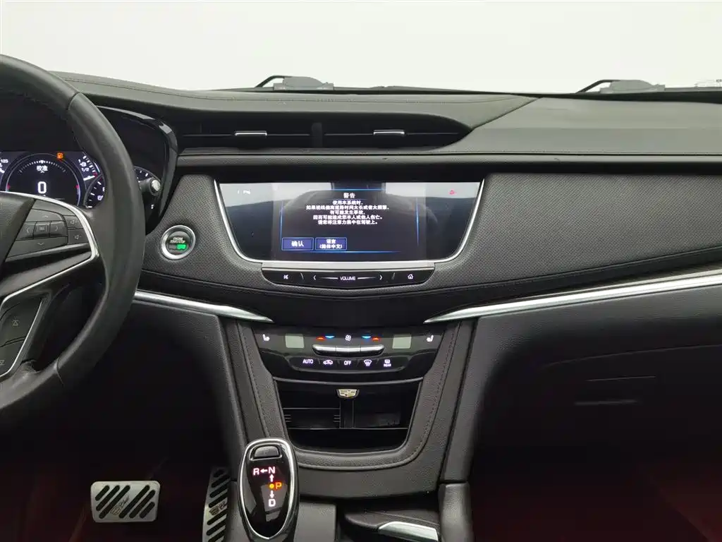 Cadillac XT5 2017 — фото 12