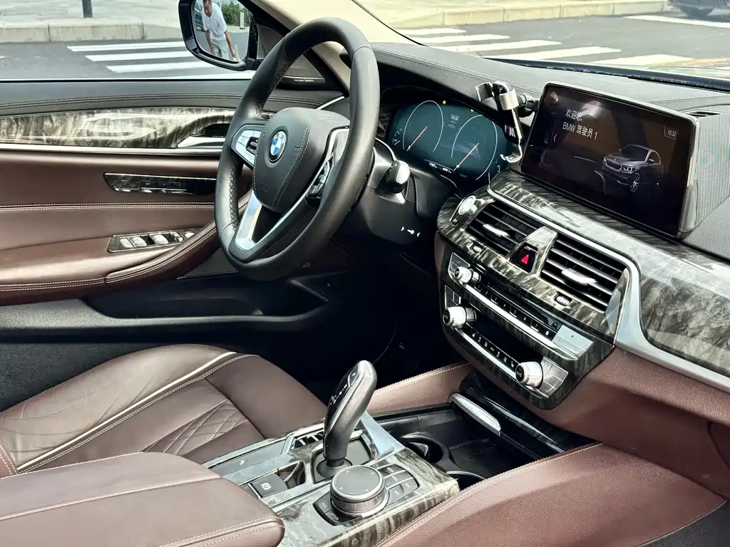 BMW 5 Series 2019 — фото 15