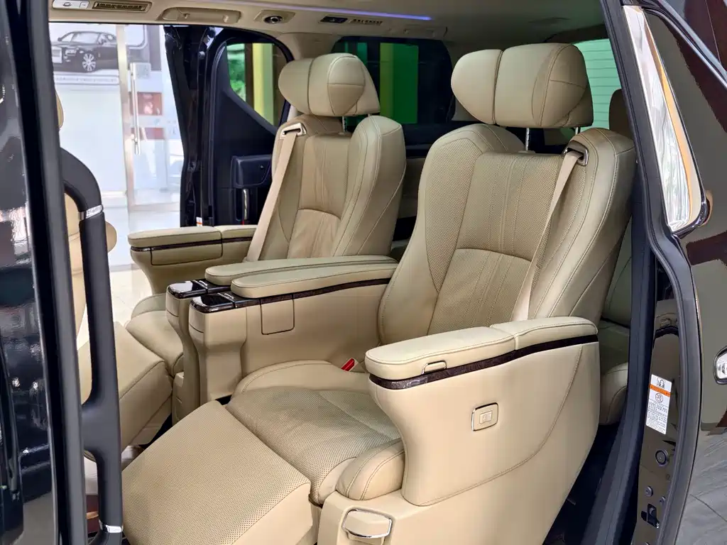 Toyota Vellfire 2022 — фото 10