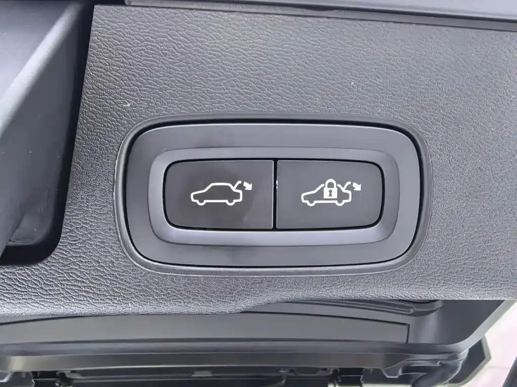 Volvo XC60 2023 — фото 31