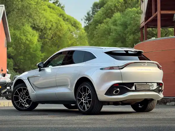 Aston Martin DBX 2021