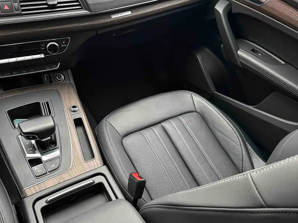 Audi Q5L 2023 — фото 16