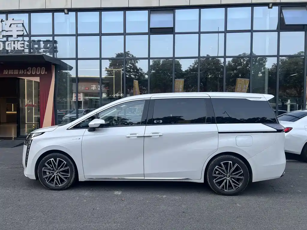 GAC Motor E8 PHEV 2024 — фото 3