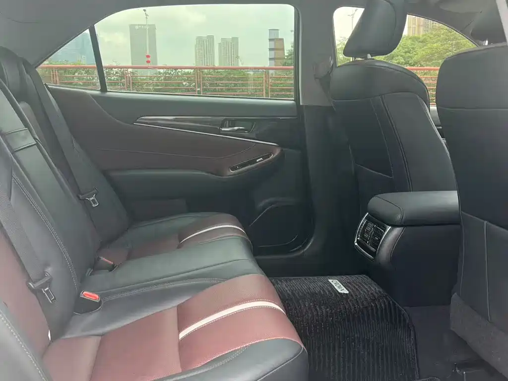 Toyota Crown 2017 — фото 16