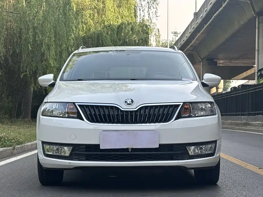 Skoda Rapid Spaceback 2015 — фото 2