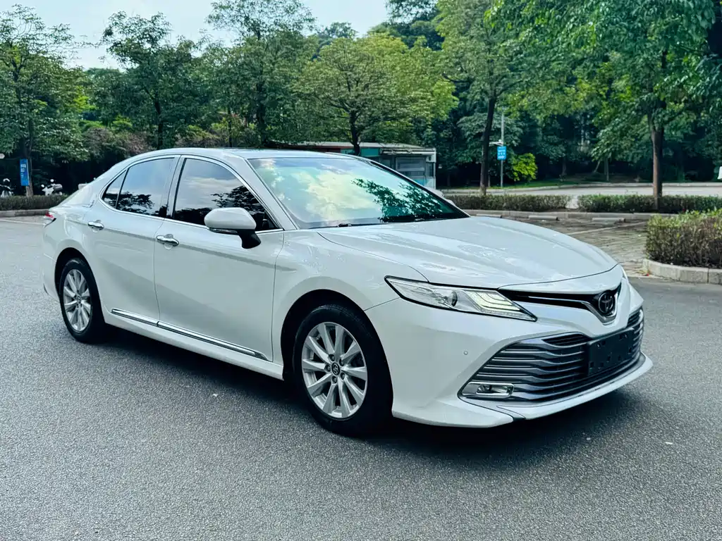 Toyota Camry 2019 — фото 1