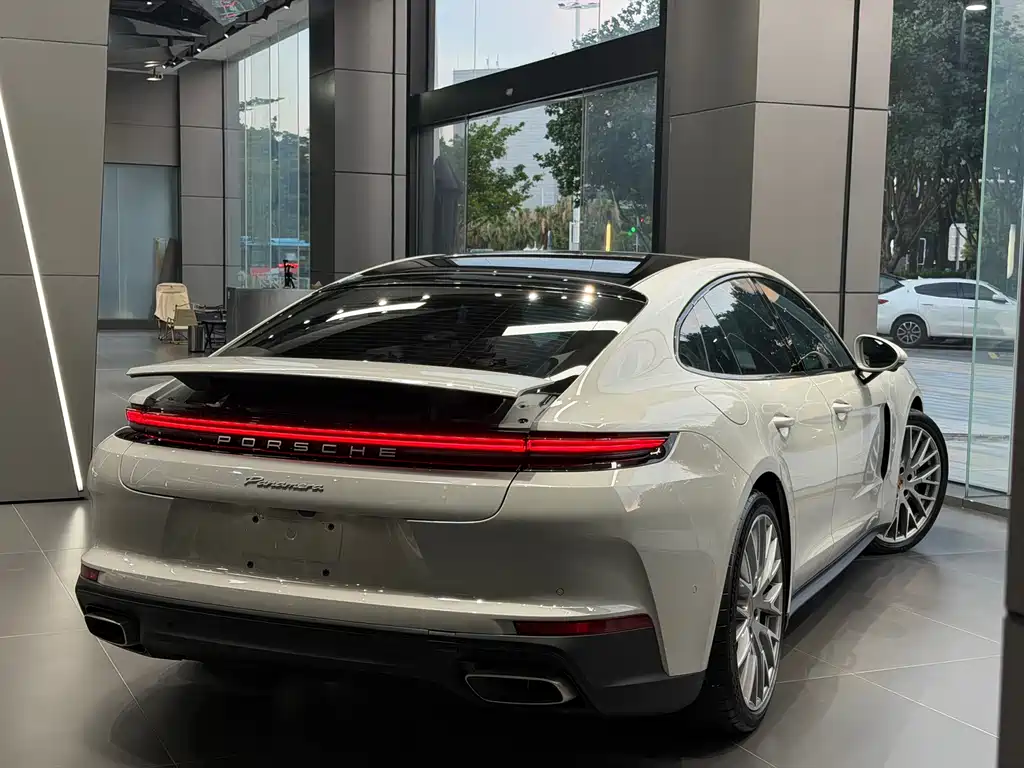 Porsche Panamera 2025