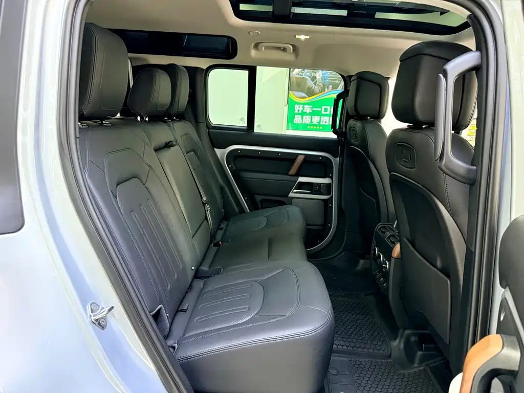 Land Rover Defender 2021 — фото 12