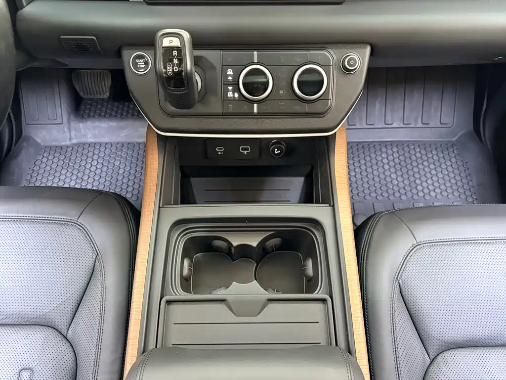 Land Rover Defender 2021 — фото 17